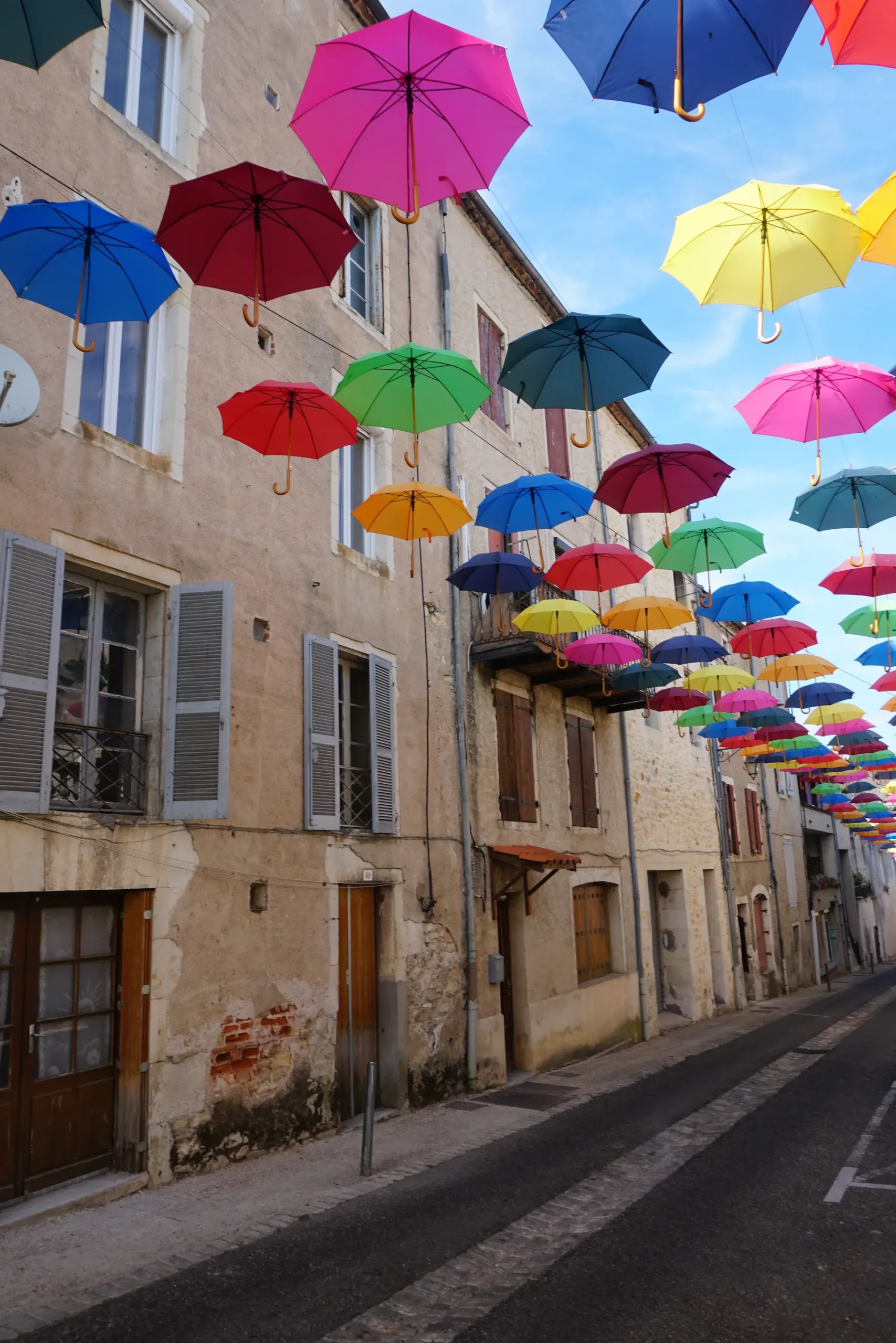 Rue avec parapluies
